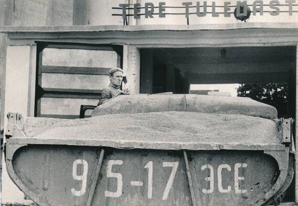 Tartu elevaator, viljakoormaga auto sõidab elevaatori ruumi. 1967