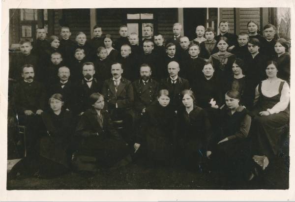 Grupifoto. Vene kodusõjas (1917-1923) osalenud Albert Pung koos teiste õpilastega Põltsamaa kõrgemas algkoolis. 1917.a.