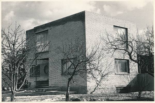 Uus individuaalelamu (Pirni t). Tartu, 1971.