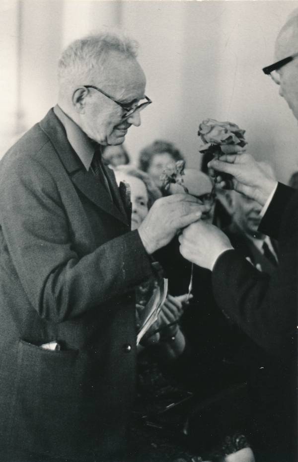 Villem Ernits - keeleteadlane  ja Tartu ülikooli endine õppejõud, 80. juubeli tähistamine TRÜ aulas. 1971