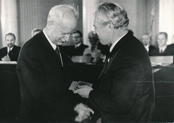 TRÜ rektor Arnold Koop (paremal) autasustab TRÜ endist kauaaegset rektorit Feodor Klementit medaliga "Tartu Riiklik Ülikool". Tartu, 1972.