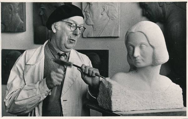 Skulptor Aleksander Eller oma ateljees. Tartu, 1971.