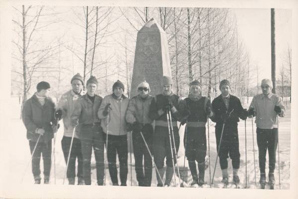 Tartu kommunistlike noorte matk deviisi all "Isade lahingukuulsuse jälgedes" marsruudil Tartu-Pihkva 1967a.