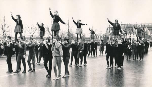 1. mai demonstratsioon Tartus 1968a. Tartu IX 8kl kooli kolonn.