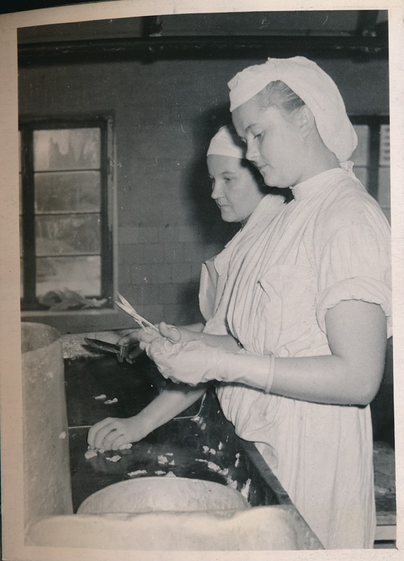Tartu Lihakombinaat, lihakeha tükeldamine. 1960