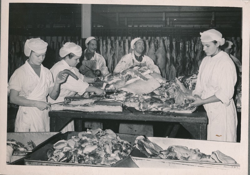 Tartu Lihakombinaat. Liha töötlemine, lihatükeldajate brigaad. 1960