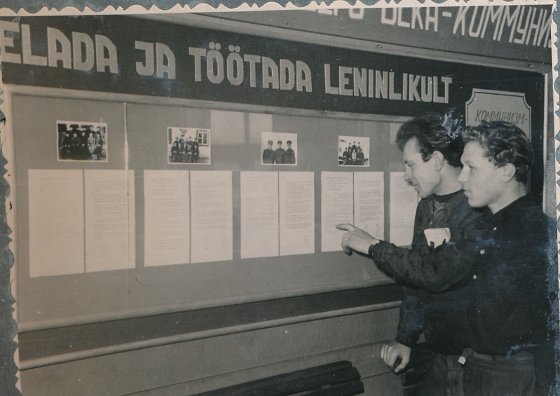 Tartu Raudteesõlm / raudteejaam. Sotsialistlik võistlus, seinaleht; juures komsomoliorganisatsiooni sekretär A. Saharov ja komnoor A. Väänurm. 1959