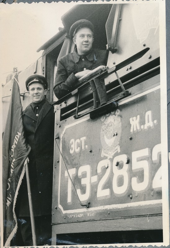 Tartu Raudteesõlm / raudteejaam. Vanemvedurijuht K. Geikin (punalipuga) tema juhitud kommunistlike noorte brigaadi veduril. 1959