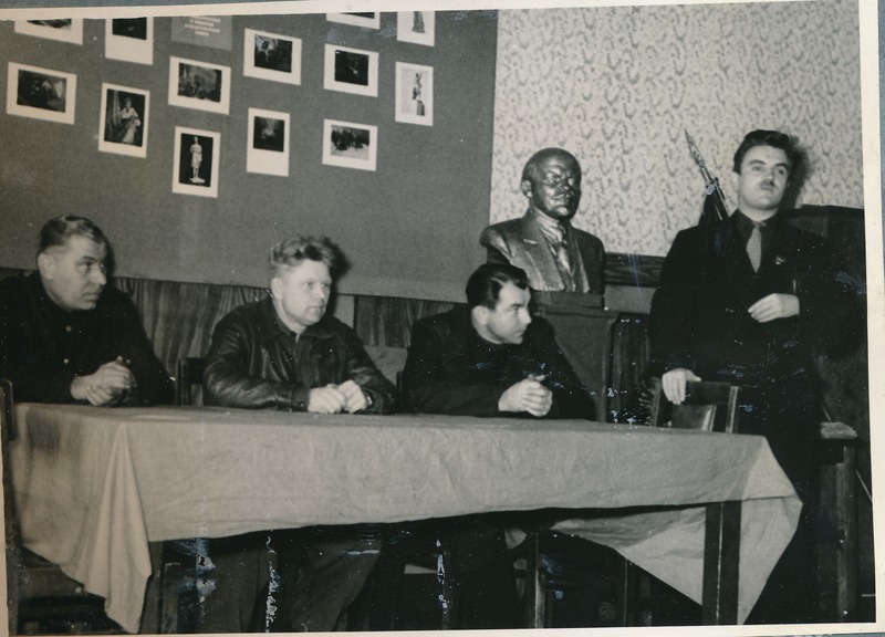 Tartu Raudteesõlm / raudteejaam. Komsomoli linnakomitee instruktor Beljajev (paremal) esineb kollektiivile  rändpunalipu üleandmisel. 1959