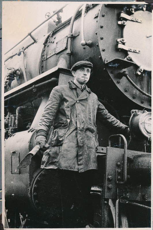 Tartu Raudteesõlm / raudteejaam. Kommunistliku rongikoostajate brigaadi brigadir V. Vinogradov raskekaalulise rongi koostamisel. 1959