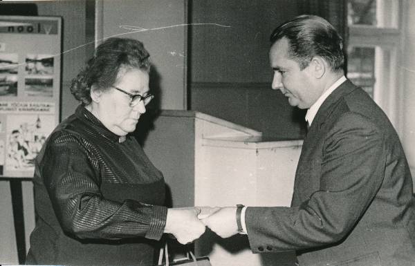EKP Tartu Linnakomitee esimene sekretär Vladimir Meister (paremal) annab üle autasu A. Paasile. Tartu, 1967.