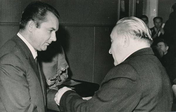 EKP Tartu Linnakomitee esimene sekretär Vladimir Meister (vasakul) annab üle autasu J. Tootsile. Tartu, 1967.