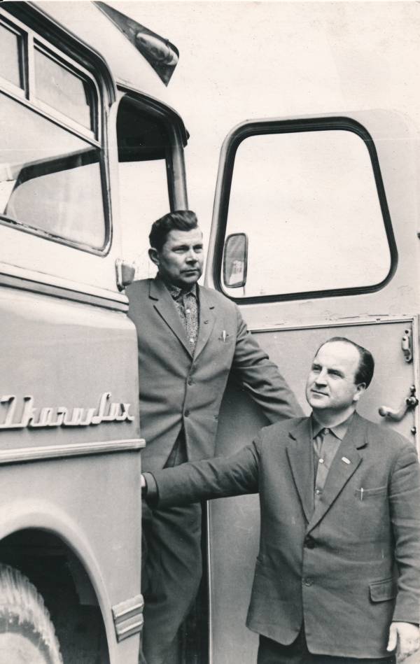 Miljon kilomeetrit läbinud autobuss "Ikarus Lux", bussijuhid  F. Põld ja O. Kiis. Tartu, 1967.