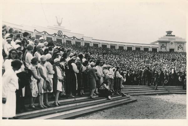 IX laulupidu, esineb naiskoor. Tallinn, 1928.