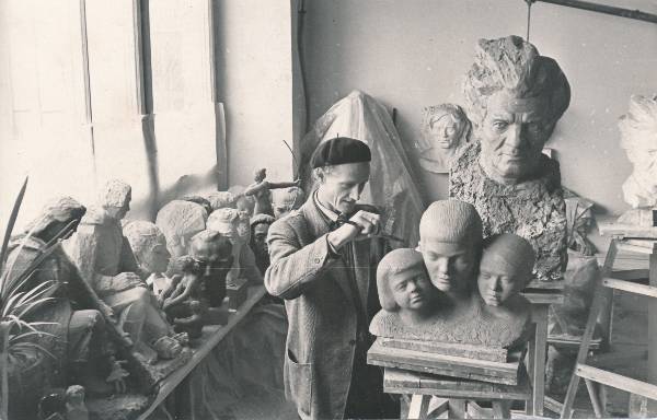 Skulptor Endel Taniloo oma ateljees lõpetamas kolmikskulptuurportreed. Taga Juhan Simmi skulptuurportree.  Tartu, 1962.
