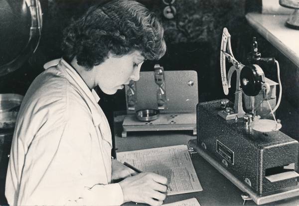 Tartu Seemnete Kontroll-laboratoorium, vanemlaborant Aino Härmat. 1962