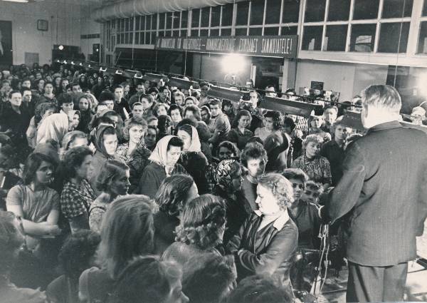 Tartu Naha- ja jalatsikombinaat, USA-vastane miiting tsehhis. 1962