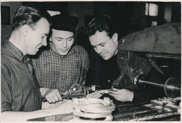 Tartu Autoremonditehas nr 3, sotsialistlik võistlus. Ülelinnalise esikoha saavutanud mehaanikatsehhi noortebrigaad. 1957