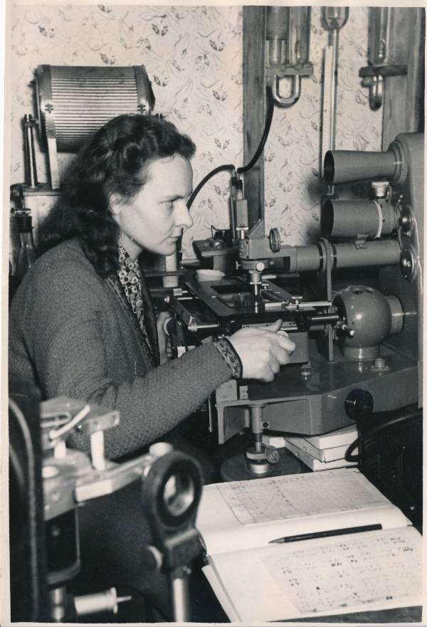 Tehas AGE, insenertehnoloog Linda Kütt laboratooriumis. Tartu, 1957.