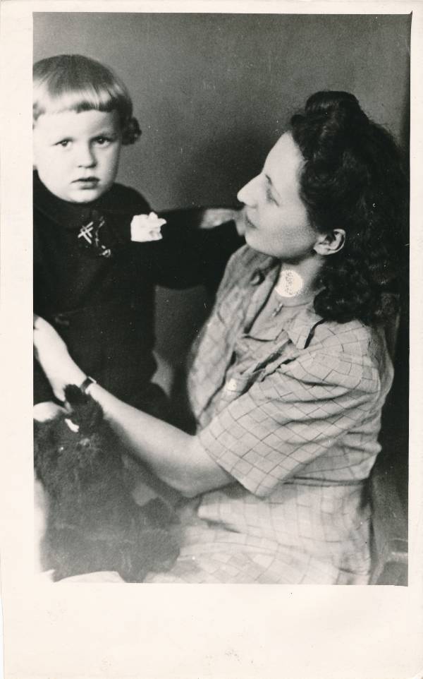 Portreefoto. Boris Karasjovi õde Natalie Pauska lapsega. 1940ndatel.