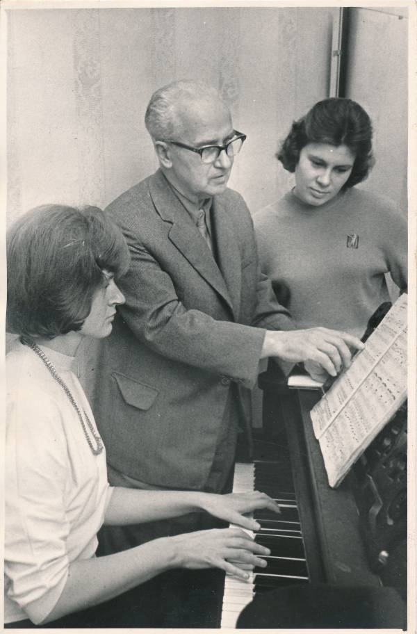 Portreefoto. Muusikapedagoog Rudolf Jõks õpilastega. Tartu, 1970ndatel.