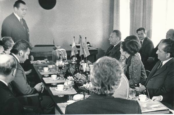 Grupifoto. Nõukogude-Ungari sõprusühing EKP Tartu linnakomitee esimese sekretäri Johannes Loti vastuvõtul. 1974.a.