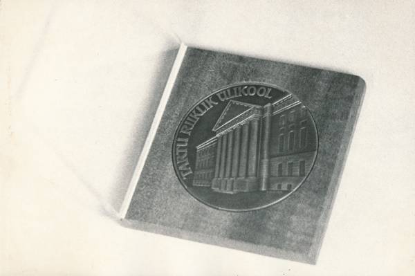 Tartu Linnamuuseumi ekspositsioon. TRÜ juubelimedal. 1975.a.