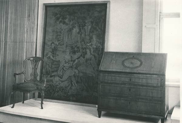 Tartu Linnamuuseumi ekspositsioon. Gobeläänvaip, tool ja sekretärkapp. 1975.a.