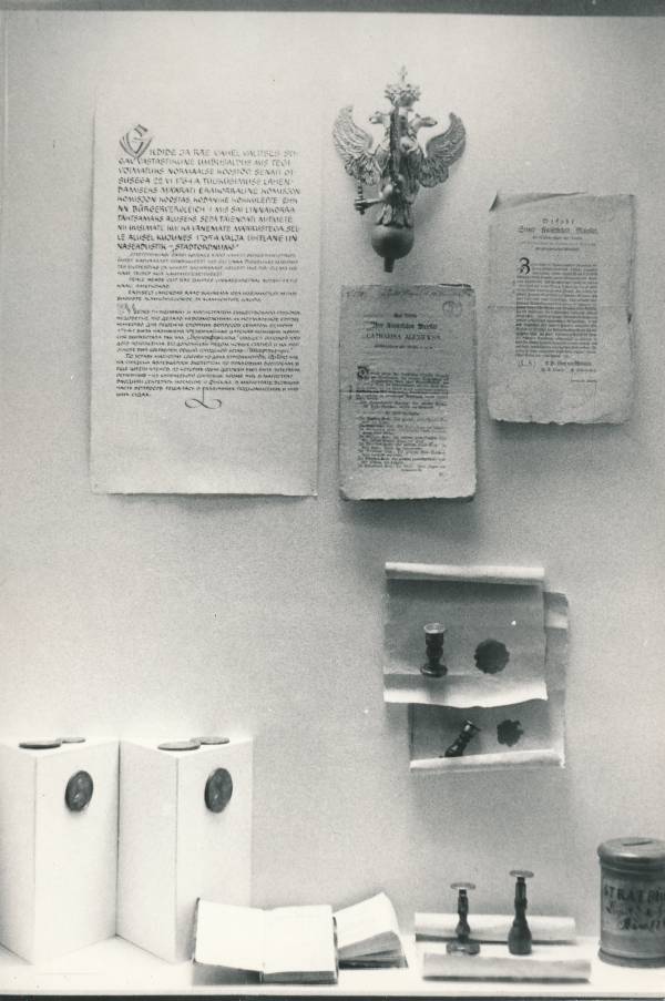 Tartu Linnamuuseumi ekspositsioon. 18. sajandi esemete vitriin. 1975.a.
