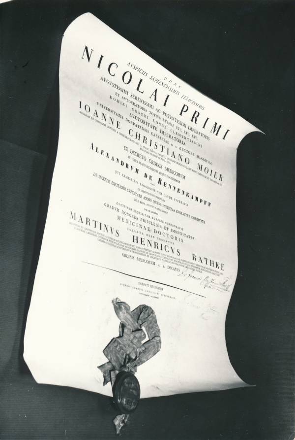 Tartu Linnamuuseumi ekspositsioon. TÜ professori Martin Heinrich Rathke doktori dissertatsiooni tunnistus. 1975.a.