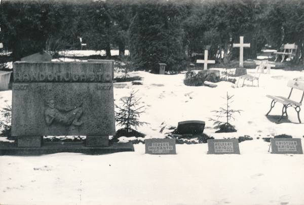 Tartu linnavaade. Hando Mugasto mälestussammas Tartu Maarja kalmistul. 1970ndatel.