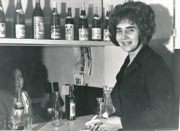 Portreefoto. Aleksandra Katjuk, restorani Kaunas V järgu ettekandja. 1970ndatel.