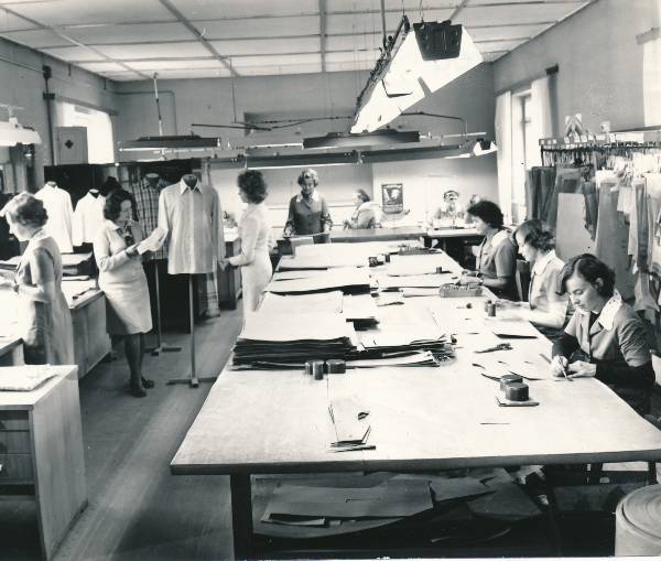 Grupifoto. Tartu Õmblusvabriku Sangar töötajad õmblustsehhis. 1970ndatel.