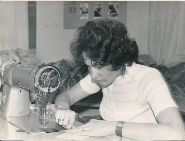 Portreefoto. Tartu Õmblusvabriku Sangar õmbleja Elina Alumere. 1970ndatel.