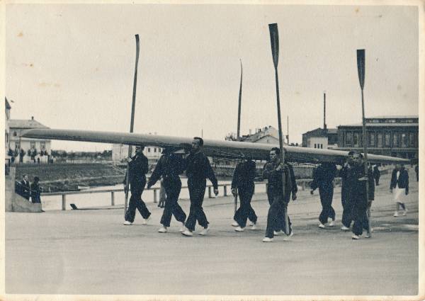 Tartu linnavaade. Sõudjad rongkäigus Oktoobri (Vabaduse) puiesteel. 1970ndatel.