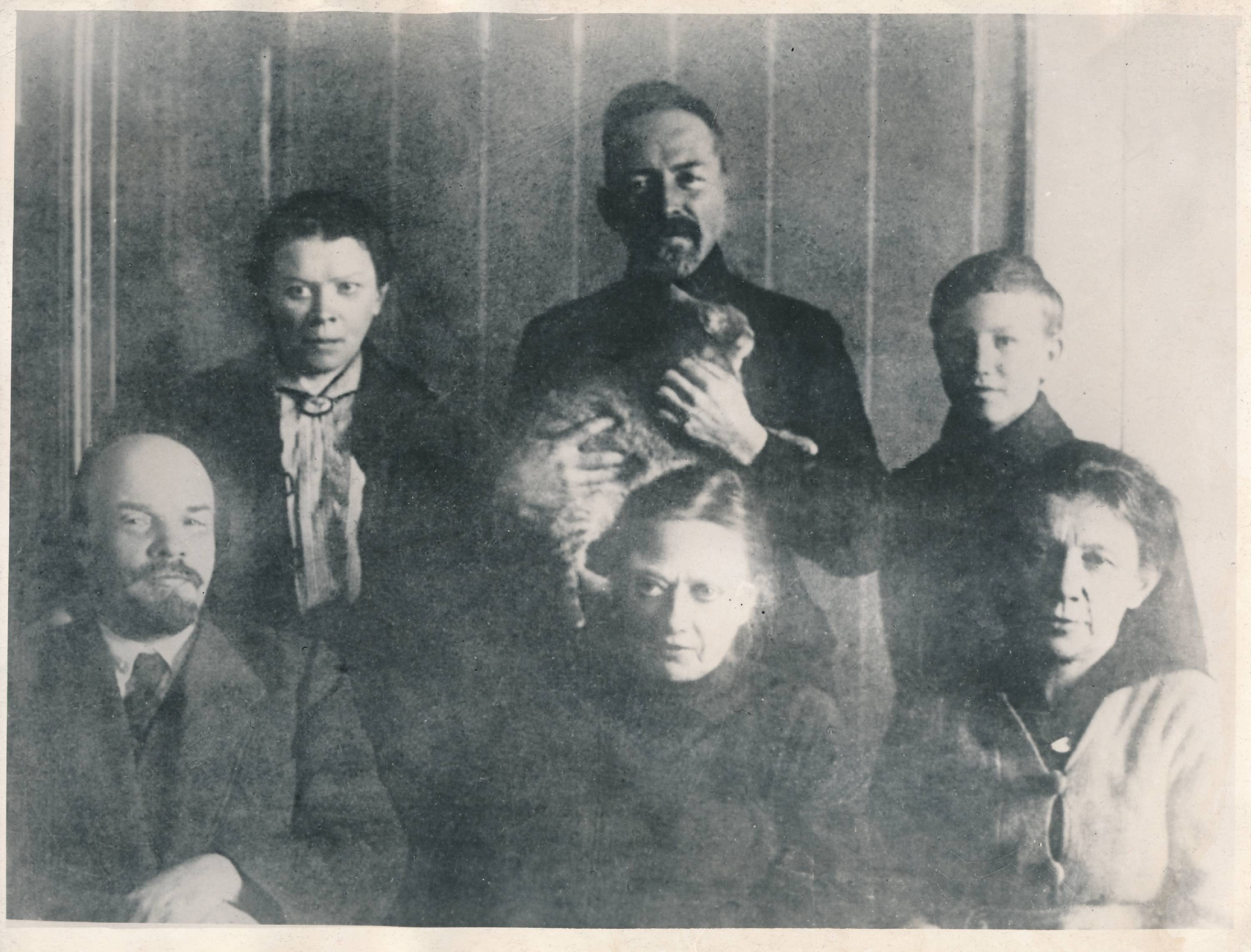 Vladimir Uljanov (Lenin) omaste keskel oma Kremli korteris. Ees vasakult Lenin, N. Krupskaja, A. Jelisarova. Taga M. Uljanova, D. Uljanov, G. Lozgatšov. 1920