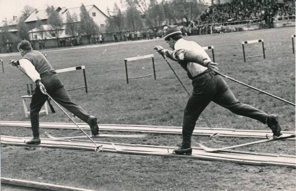 TÜ spordipäev 1968a. Demonstratsioonesinemine tehiskattega suusarajal.