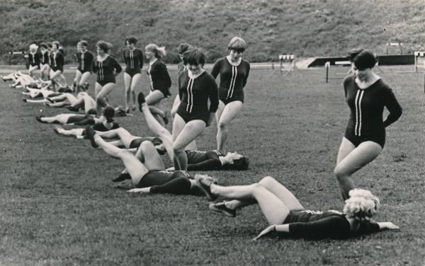 TÜ spordipäev 1968a. Esinevad naisvõimlejad.