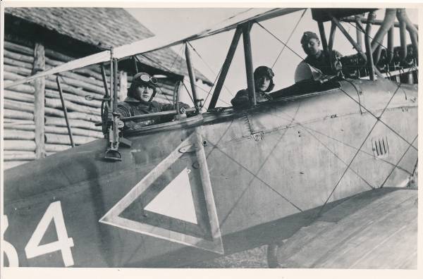Tartu lennuväli. Vasakult: lendurid Aadu Kalve, Aleksander Reiman. 1923