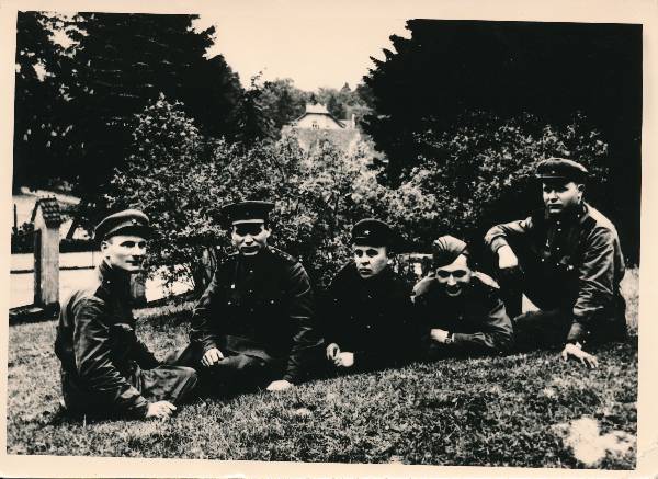 Grupifoto. 146 laskurdiviisi võitlejad pargis puhkehetkel.