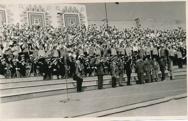 Juubelilaulupidu Tartus 1969a. Esinevad ühendatud meeskoor ja puhkpilliorkester.