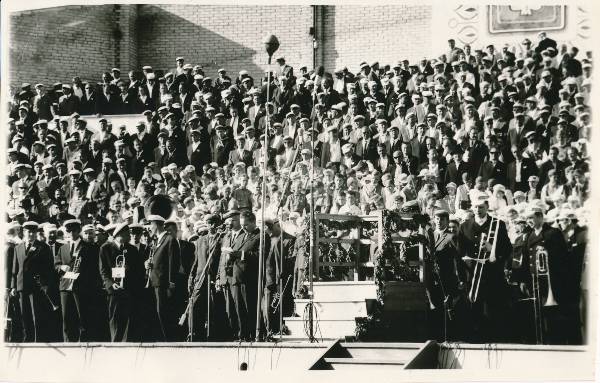 Juubelilaulupidu Tartus 1969a. Esinevad ühendatud meeskoor ja puhkpilliorkester.