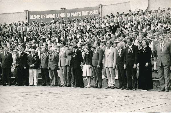 Poistekooride laulupidu. Tartu, 1976.a.