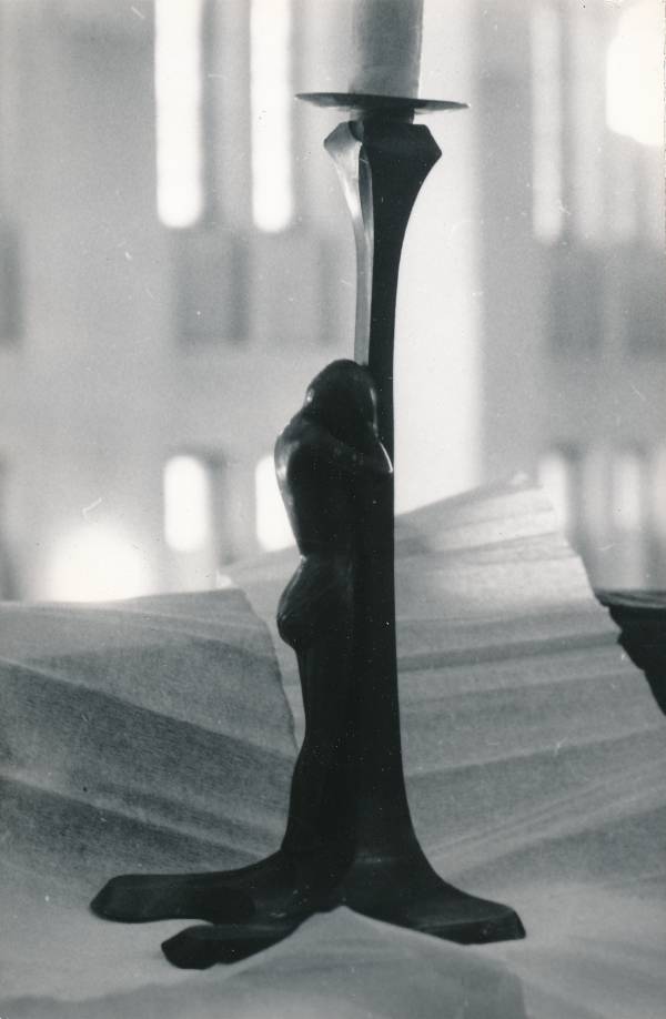 Tartu kirikutes leiduvad kultusesemed. Küünlajalg Pauluse kirikus, Riia tn 27. 1976.a.