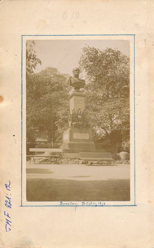 Tartu linnavaade. Barclay de Tolly monument Ülikooli tn ääres. Foto teisel küljel metsatee Elvas. 1906.a.