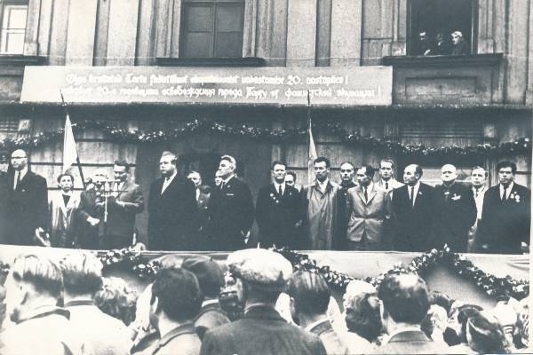 Grupifoto. Tartu vabastamise 20. aastapäeva pidustused Raekoja ees. 1964.a.