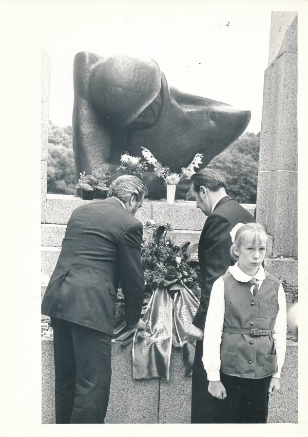 Grupifoto. Miiting Raadi kangelaskalmistul. Tartu, 25.08.1977.a.