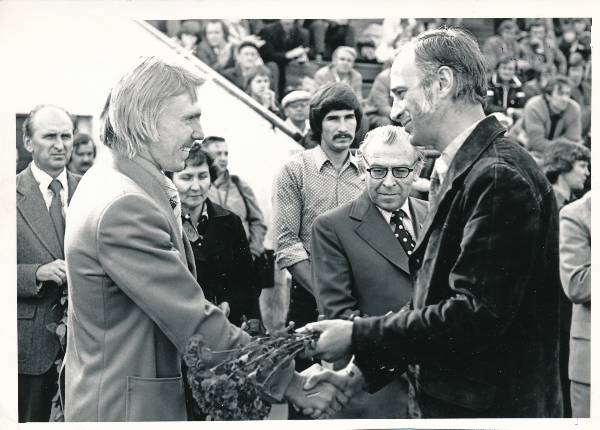 Grupifoto. Jalgrattaspordi maailmameistri Aavo Pikkuusi tervitamine Tamme staadionil. Tartu, 1977.a.