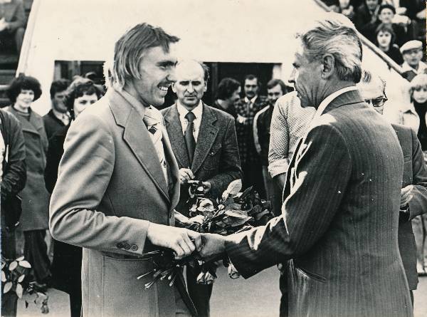 Grupifoto. Jalgrattaspordi maailmameistri Aavo Pikkuusi tervitamine Tamme staadionil. Tartu, 1977.a.