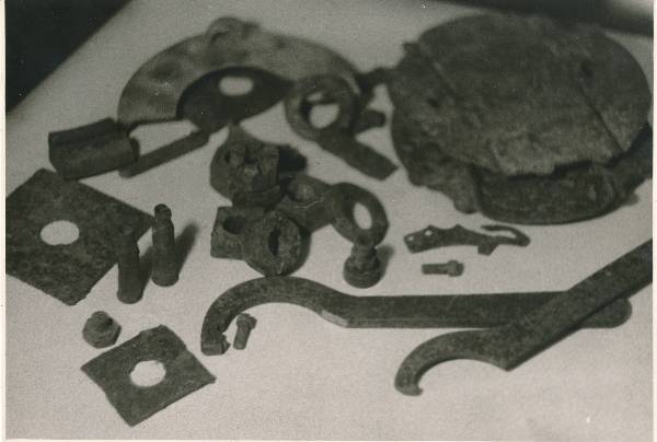 Arheoloogialeid. Peipsi ääres Kauksi oja kaldal Aurora kahurite aukude kaevamistel leitud laevaosad. 1966.a.